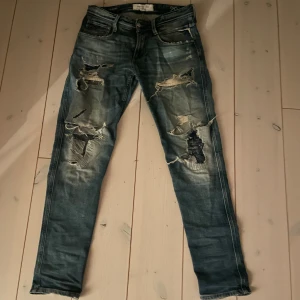 Replay Anbass jeans - Tvärfeta Replay jeans i modellen ”Anbass” (Slim fit) Storlek 29. Nypris på dessa jeans ligger på runt 2000kr och dem är vintage (Replay Broken Edge). Så otroligt sällsynta och svåra att få tag på. Bra skick inga generella skador, slitningarna är ju självklart design. Priset är självklart förhandlingsbart! ✌🏼😁
