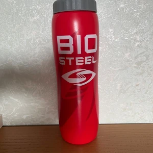 BioSteel Sports Team Squeeze Water Bottle 27 oz (800ml) - Capacity: 27oz (800ml) Hands-Free, Pressure Released Dispenser Tip. BPA Free.