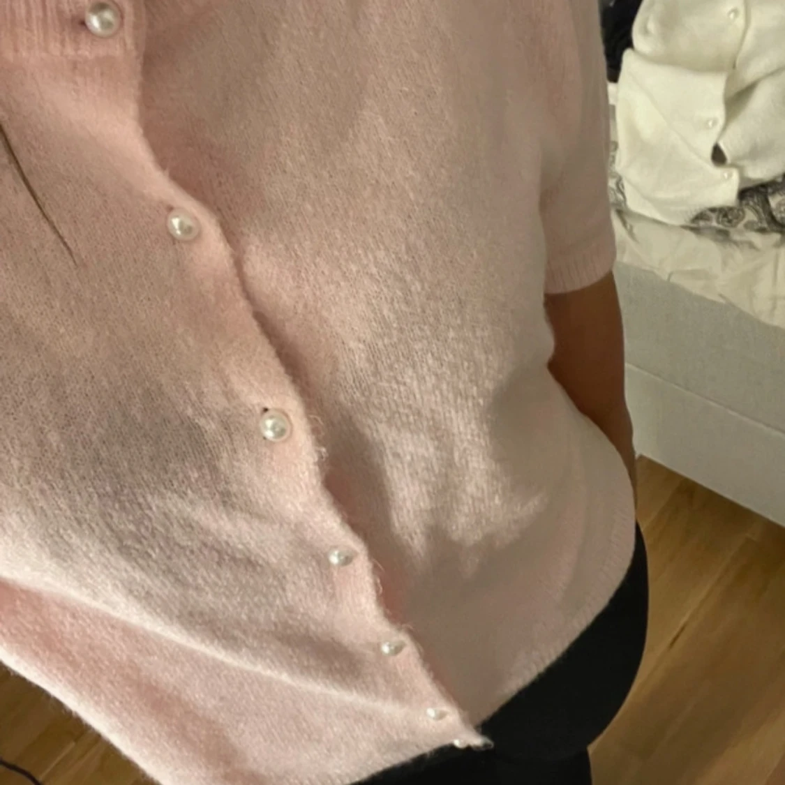 Ljusrosa kofta med pärlknappar - 1