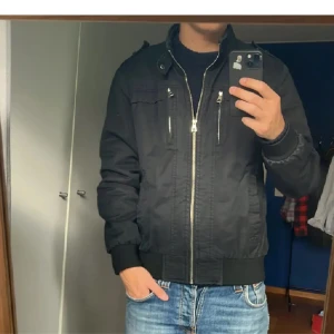 Snygg jacka - 99kr, inga bud. Skickar snabbt via instabox, postnord eller bring! Kontakta mig vid frågor! //Nils