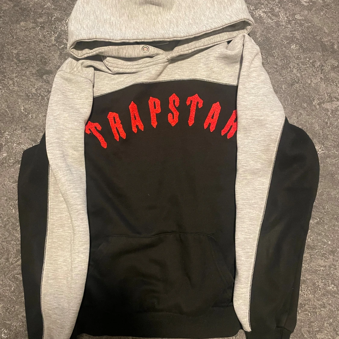 Trapstar hoodie i svart och grå