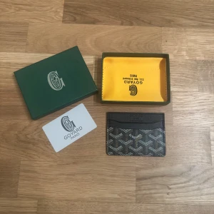 G yard Plånbok - Nu är vi äntligen tillbaka med våra snabbast säljande varor ta chansen att köpa en perfekt plånbok som både visar och ger en komplett bild utav din look