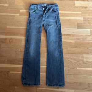 Grå bootcut jeans med dubbel knapp - Snygga gråa jeans från Gina tricot. Low waist med dubbel knappar och bootcut/flared. Storlek 146 i Gina Young❤️