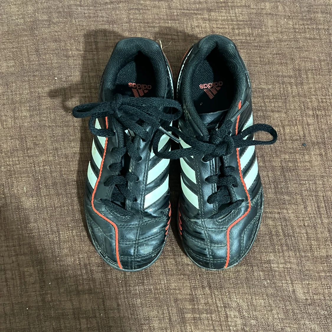 Adidas svarta fotbollsskor med röd detalj