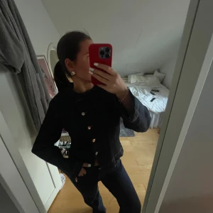 Mörkblå jeansjacka med knappar och matchande jeans  - Säljer mitt superfina sett ifrån Gina i strl 38