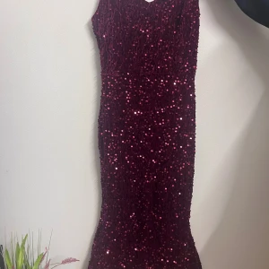 Röd glitter klänning  - Oanvänd klänning som passar perfekt för fest. Är du 155 så kommer klänningen strax över fötterna. Pris kan eventuellt diskuteras. 