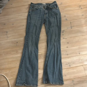 Blå bootcut jeans från Perfect Jeans - Snygga blå jeans från Perfect Jeans i klassisk bootcut-modell. Jeansen har fem fickor, dragkedja och knapp framtill samt en ljus tvätt. Perfekt för dig som gillar en retro vibe och vill ha ett par jeans med lite utsvängda ben.