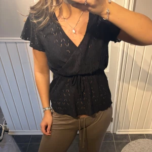 Omlottopp  - Supersöt Omlottopp i spets mycket bra skick❣️