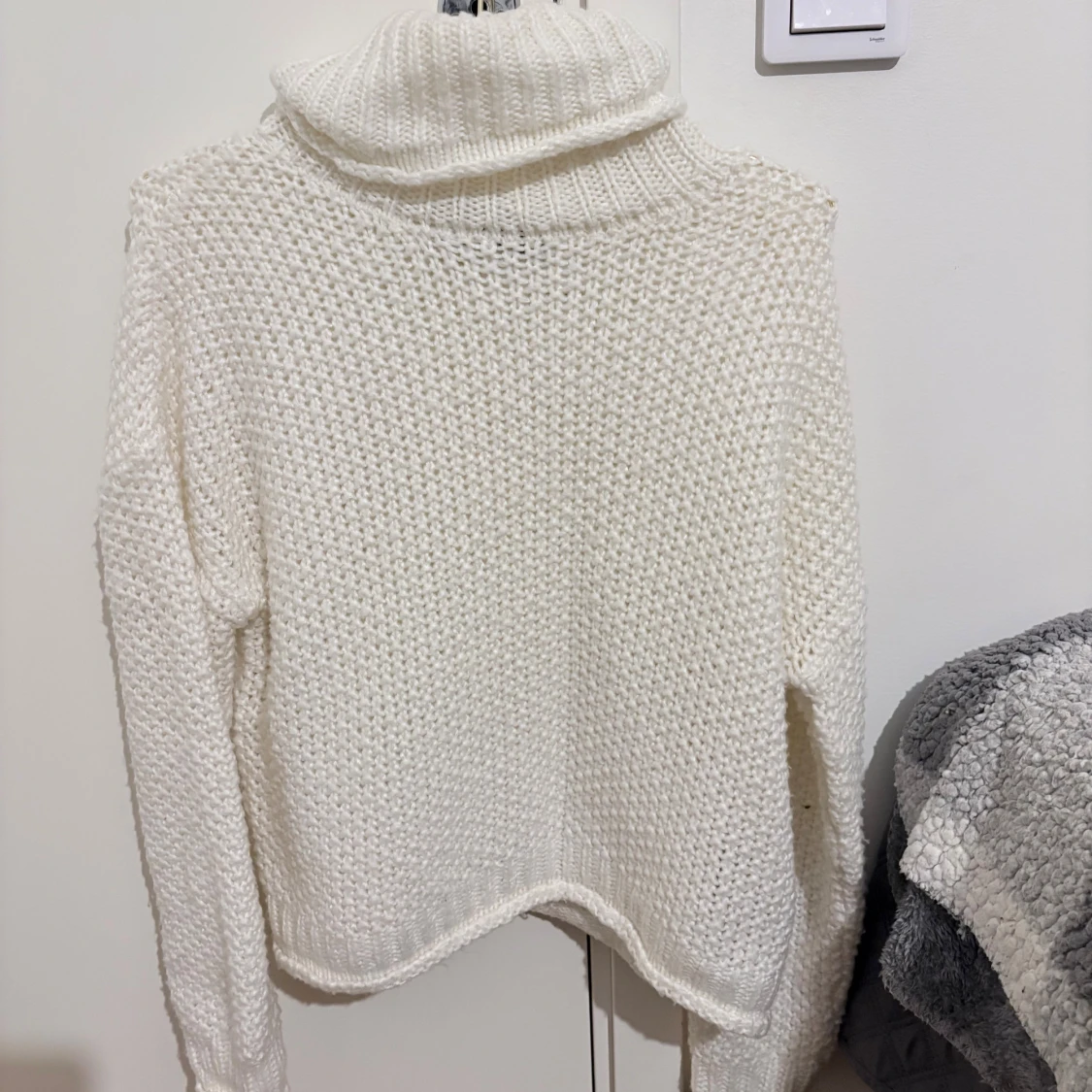 Vit stickad polotröja