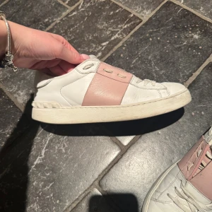 Valentino open skor - Skriv innan du köper, ej säker på att jag vill sälja. Detta är endast en intressekoll‼️. Fint skick inget som direkt är fel/sönder med dom. Finns sjävklart tecken på användning men inte något som direkt läggs märket till. Funderar på att sälja eftersom jag tycker dom känns lite för stora för mig. Har ingen låda, kort, kvitto eller liknande men kan bevisa äkthet på annat sätt🥰. Hör av dig vid frågor! Storlek 39,5