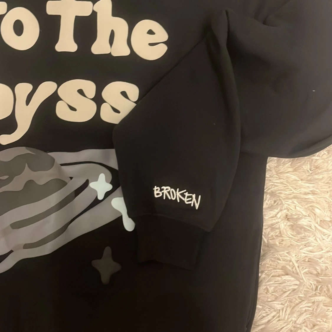 Svart hoodie från Broken Planet med tryck - 90