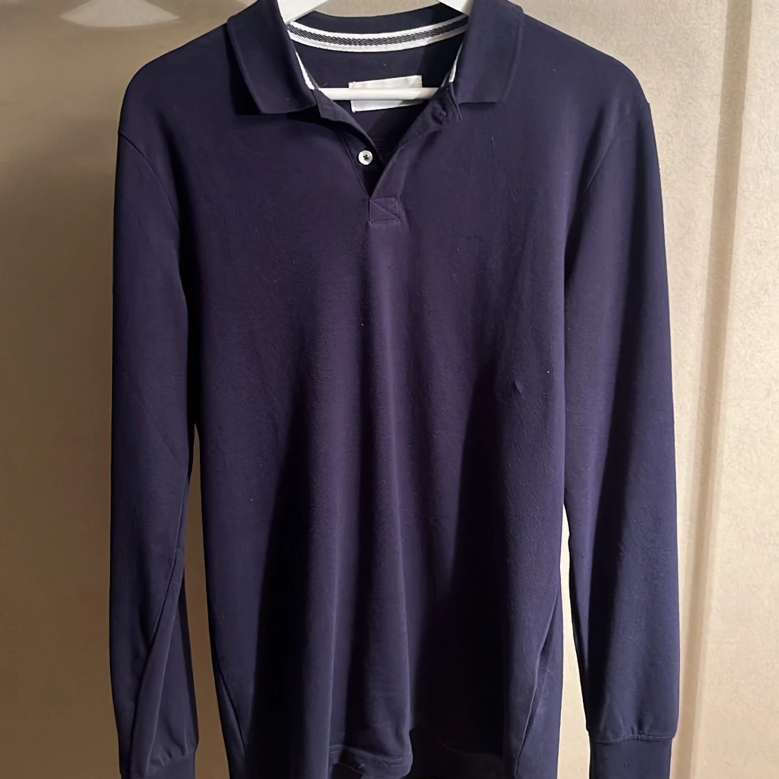 Mörkblå långärmad pikétröja