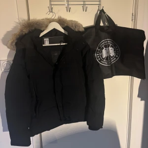 Svart Canada goose Wyndham - Säljer en fin jacka som är perfekt nu när vintern är påväg. Allt på bild ingår 