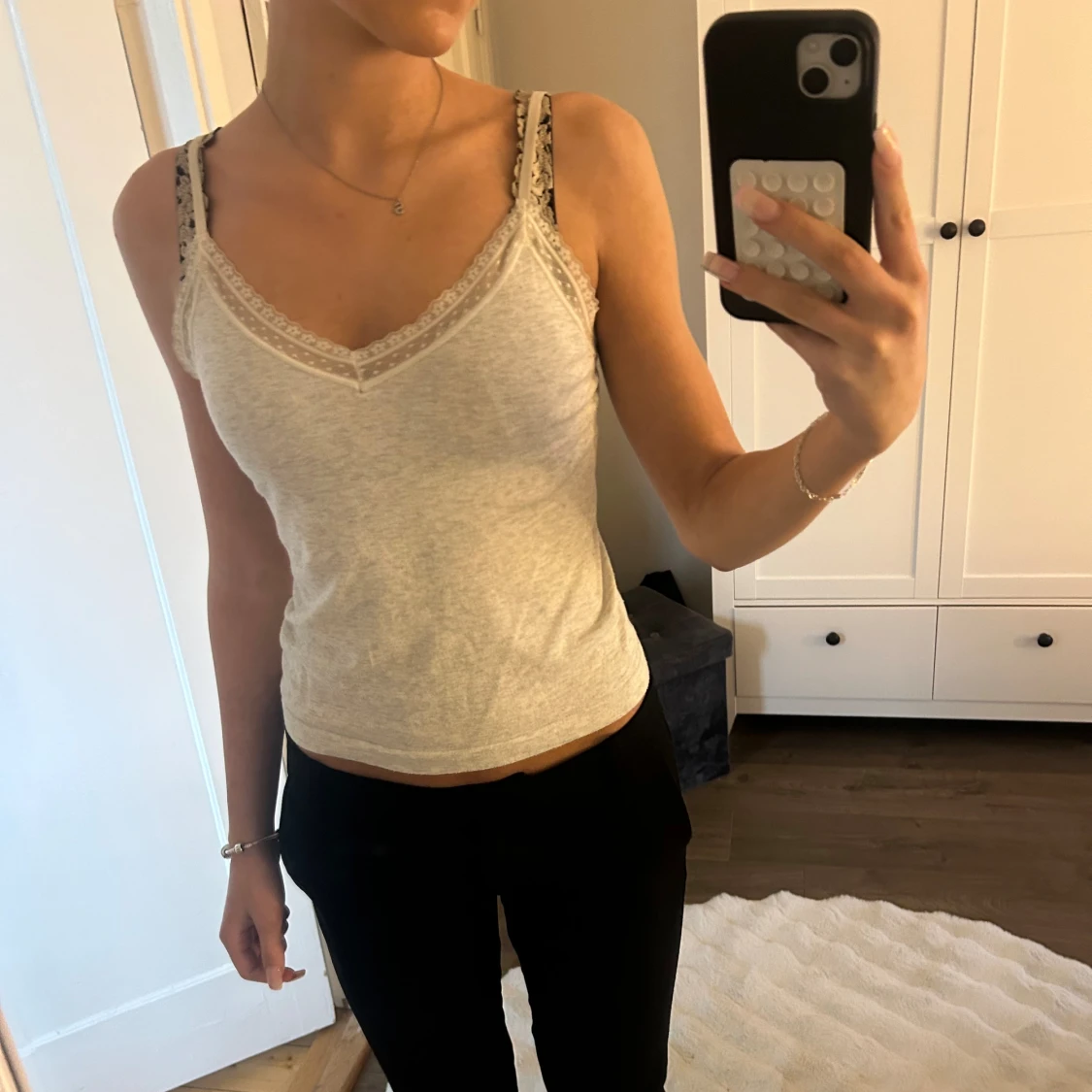 Ljusgrå linnetopp med spetskant