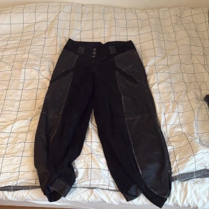 Svarta skinnbyxor från E, storlek 2/32 - Svarta skinnbyxor köpta på second hand. Aldrig andvända utav mig och är hela och i bra skick, bra köp för dom som vill sticka ut. Pris går att diskutera:)
