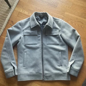 Jacka/Overshirt Jack & Jones (M) - Säljer denna jätte fina gråa Jack & Jones overshirten/ jackan som är i jätte fint skick utan några defekter eller skador alls ✅  Perfekt nu till dom lite kallare tiderna av året 🍂🍃  Skick: 8.5/10 (mycket bra alltså) 👍  Storlek: M (True to size)