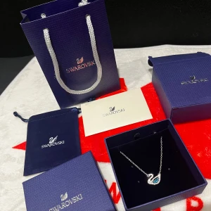 Swarovski | Women’s silver necklace - ✅ Perfect condition  – Brand new, never worn  💯 100% Authentic products only 📦 Fast shipping ♻️ Shop sustainably, look sharp.  REMINDER: Items can be used and please note that we only resell used clothes we buy online (some are brand new).   We will always tell our customers before buying if item has stains or is damaged. Returning is always possible  Bought in here. If you have anything authentic to sell, let us know because we also buy and sell on here🙂  Thank you!