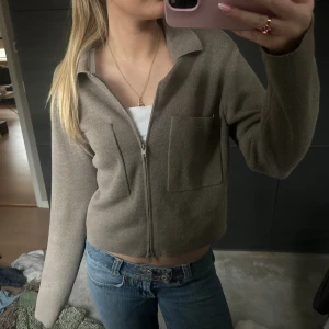 Beige stickad cardigan jacka med dragkedja - Cardigan från Åhléns. Knappt använd!🩷