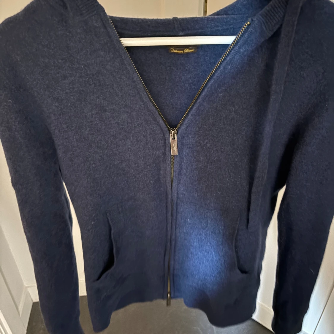 Mörkblå stickad hoodie - 2