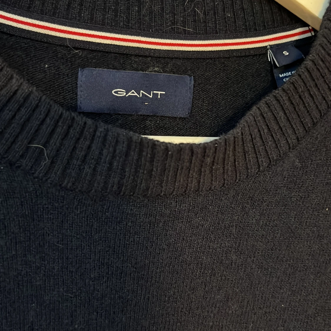 Mörkblå stickad tröja från Gant - 1