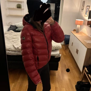 Colmar jacka - Superfin svart Colmar jacka. Har ett hål (sista bilden) som jag har lagat men det är inget man tänker på när man har på sig den. Annars superbra sick och även helt nytvättad. Storlek 44 och passar mig som har S.