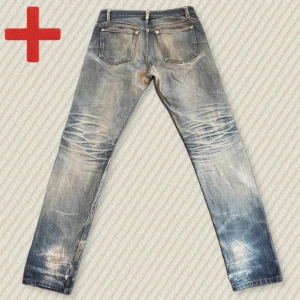 A.P.C. Selvedge Jeans  - Riktigt snygga Selvedge A.P.C. jeans med kontrasterande honeycombs. Storlek 29, i gott skick! Lagade och förstärkta vid båda låren, lagade efter en blowout och även vid benöppningarna. Mått: Midja – 39 cm, Innersöm – 83 cm, Yttersöm – 104,5 cm, Lår – 25 cm, Benöppning – 17 cm. Skriv gärna vid frågor!