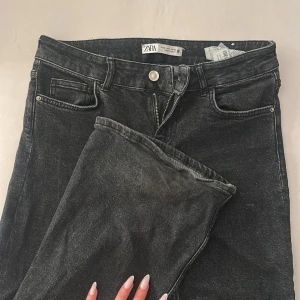 Bootcut jeans från Zara - Svart/gråa jeans från Zara som sitter Mid waist och Bootcut i storlek 36