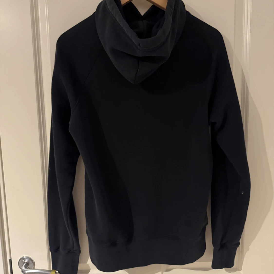 Svart hoodie från Gant med brodyr - 1