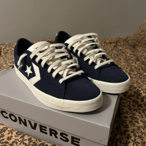 Converse Cons - Hej, säljer dessa feta Converse skor som är helt nya och oanvända. Skorna skickas i sin original förpackning, där även två par snören ingår(kolla bilderna). Nypris: ca 1000kr. Priset går att diskuteras och bara att höra av sig vid funderingar! /Victor