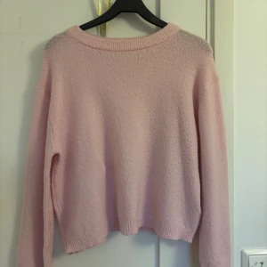 Ljusrosa stickad tröja från 157 - Mysig ljusrosa stickad tröja från 157 i storlek S men tror den är felmärkt för är som XS. Men funkar som bådd xs/s💞 använd men fint skick