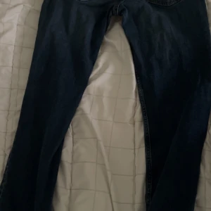 Mörkblå jeans från Hollister W29 L32 - Snygga mörkblå jeans från Hollister med klassisk femficksdesign och raka ben. Jeansen har normal passform och är tillverkade i slitstarkt denimtyg köpta för 800 men säljer för 400 vidsnabb äffer för endast 300