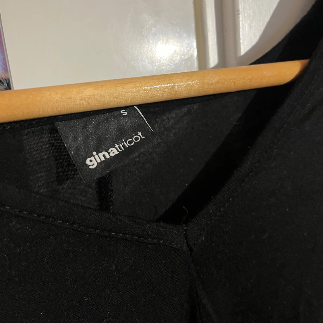 Svart topp med fransar  - 2