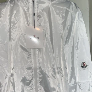Moncler vindbreaker - Moncler vindbreaker perfekt skick helt ny oanvänd, perfekt och använda nu till höst vädret. Priset kan även diskuteras vid snabb affär.
