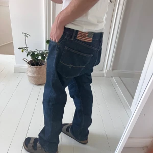 Polo Ralph Lauren jeans  - Sköna polo Ralph Lauren jeans i storlek W34 L32 Slim.väldigt stora på mig, rekommenderar att kolla upp modellen som ni ser på sista bilden. Mått A:46 cm B: 102 cm. Inga större defekter ! Modellen är 180 cm 75 kg. Kom med frågor ✌️