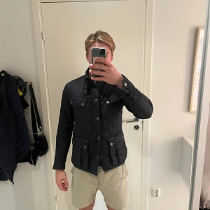 Barbour Jacka - En väldigt fin Barbour jacka utan några defekter! Jackan köptes förra året men har knappt används. Jackan är i storlek S och passar mig som är 180cm ca 75kg. Såklart så är inte priset ristat i sten! Hör gärna av er vid frågor eller funderingar!