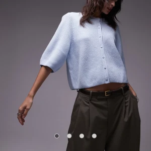 Blå stickad kofta med knappar - Säljer min blå stickade kofta med rund hals och knappar framtill från & Other storys. Koftan har en croppad passform och trekvartsärmar. Säljer den pågrund av att den inte kommer till så stor användning längre. 