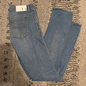 Tiger of Sweden ljusblå skinny jeans - Snygga ljusblå jeans från Tiger of Sweden med skinny passform och klassisk femficksdesign. Jeansen har subtila slitningar och ljus tvätt, vilket ger en fräsch och modern look. Perfekta för dig som gillar stilrena och smala jeans. Jeansen är i nyshick och Pris kan diskuteras för en snabb affär 👍