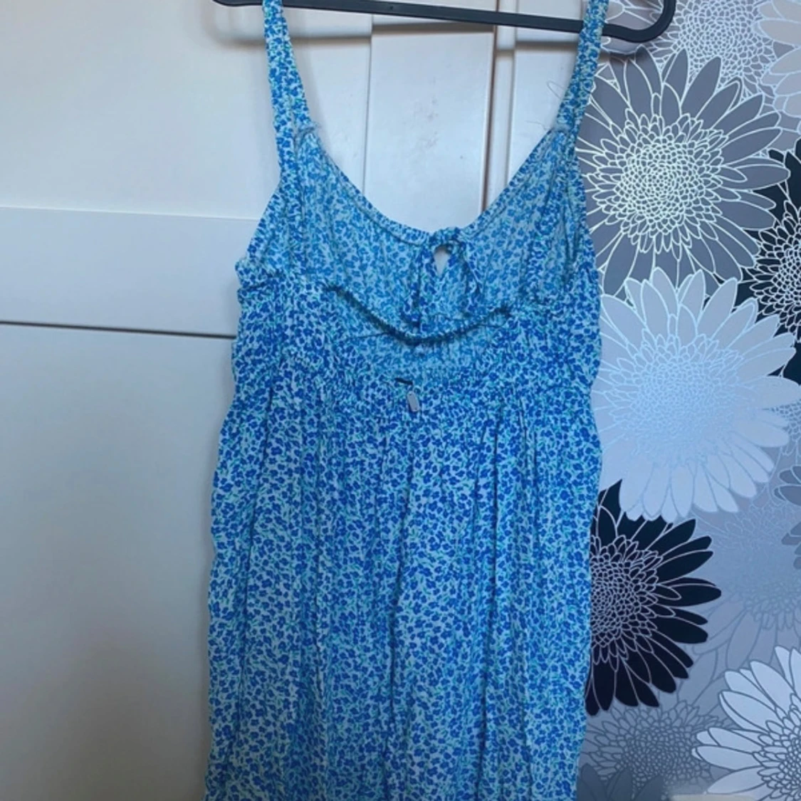 Blommig blå kortklänning - 1