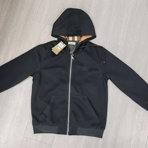 Svart hoodie från Burberry med huva - Oanvänd svart burrbery hoodie 2 fickor en ficka där inne den har huva 