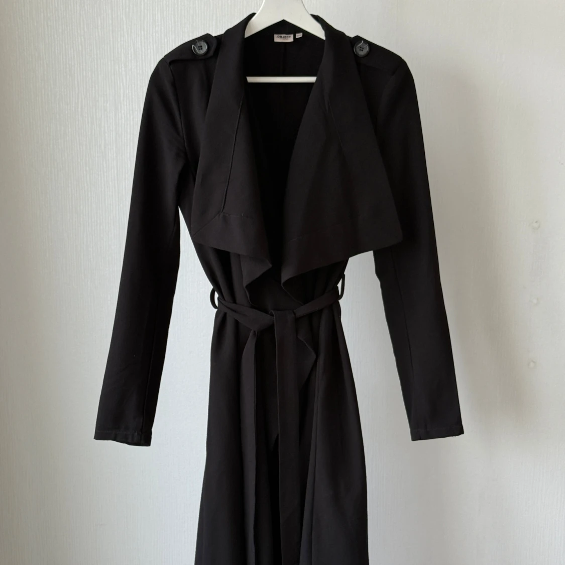 Fin svart trenchcoat från Object i XS