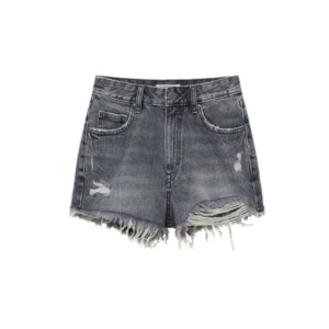 Gråa jeansshorts från Pull&Bear - Säljer dessa superfina gråa, högmidjade/midrise jeansshorts från Pull&Bear med slitna detaljer och fransig kant. Har använts en del men är i väldigt bra skick😆Strl 36 men sitter med som 34