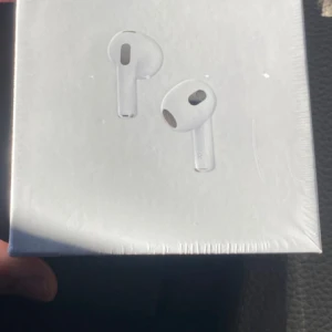 AirPods (3rd generation) med MagSafe-laddningsetui - Säljer ett par Apple AirPods (3rd generation) med MagSafe-laddningsetui. Helt nya, oanvända och i originalförpackning. Perfekt för trådlös musik och samtal med hög ljudkvalitet. Inga synliga defekter eller slitage.