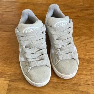 Adidas campus 00 38 2/3  - Fina skor, som nya. Använda en gång. Nypris runt 940-1500 beroende på vart man köper dom.