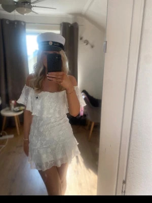 Vit klänning - Säljer min studentklänning, supersöt med broderi detaljer. Endast använd en gång och i fint skick, inga defekter. Skriv för frågor o mera bilder💕