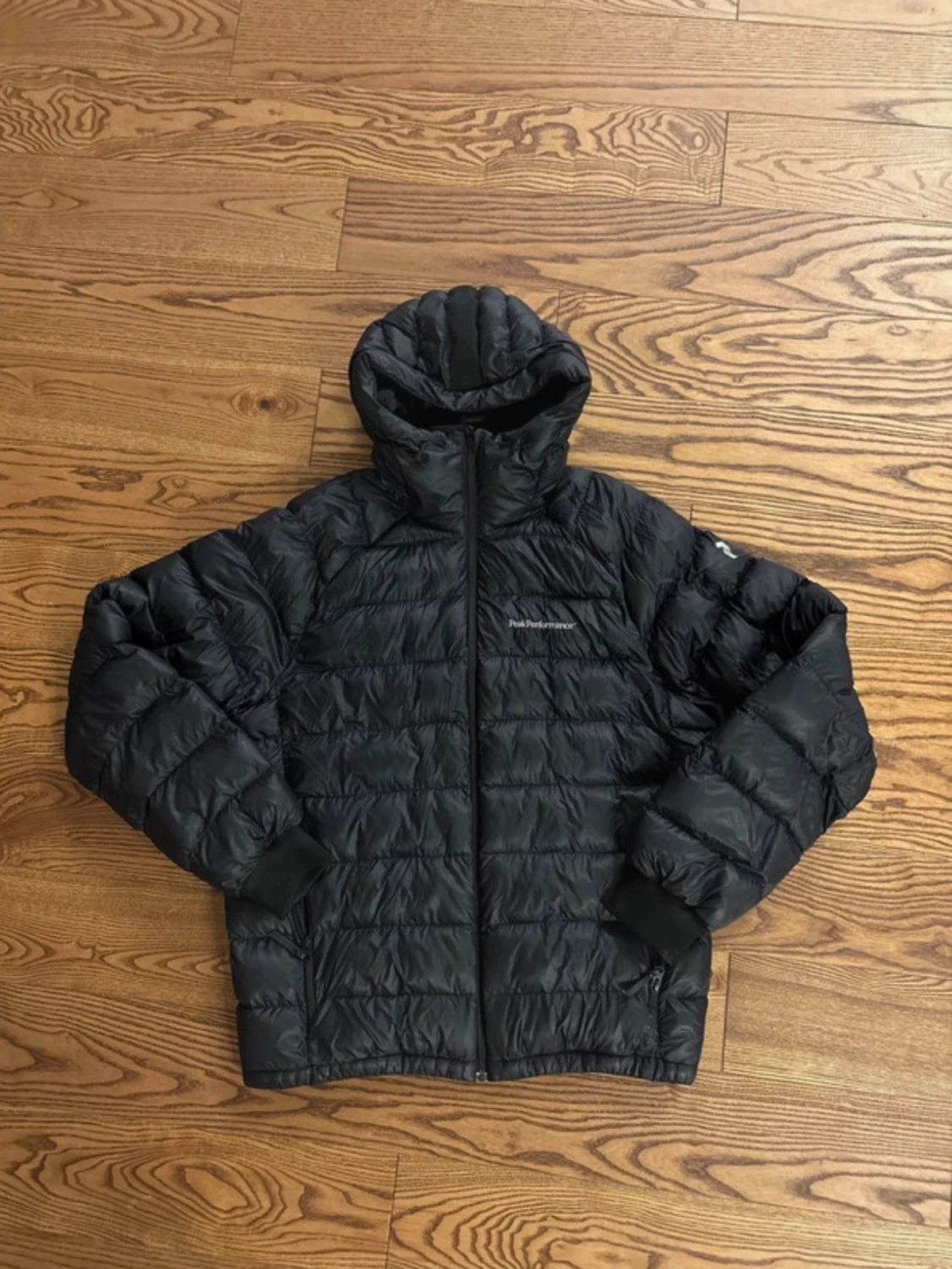 Svart dunjacka från Peak Performance