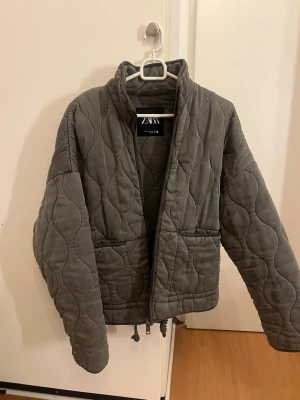 Zara jacka - Superfin Zara jacka, använd ett fåtal gånger. Pyttelite nopprig på vissa ställen men absolut ingenting man tänker på och lätt att ta bort. Oversized i passformen, jag bär storlek xs