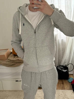 Ralph Lauren zip up  - Hej säljer denna ralph Lauren zip upp då jag har använt den ett par gånger riktig snygg passar perfekt med allt.