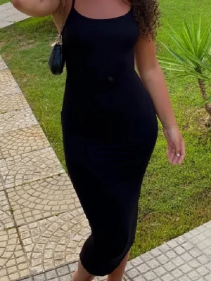 Svart långklänning med smala axelband - Säljer en svart långklänning med smala axelband och figurnära passform. Klänningen är ärmlös och har en enkel, stilren design som passar perfekt till sommaren. Materialet känns mjukt och stretchigt, vilket gör den bekväm att bära hela dagen.