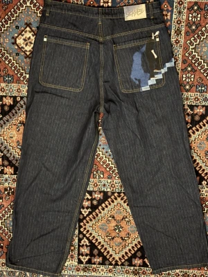 Derschutze jeans - Limited derschutze ”on air” jeans. Nyskick, alla taggar finns kvar. Broderat. Dm om ni undrar något. Säljer mer derschutze i min profil.
