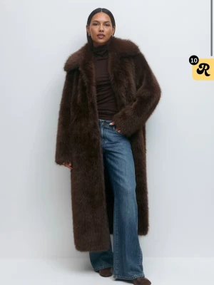 Gina Tricot pälsjacka  - Säljer en lång, fluffig pälsjacka i mörkbrun färg med bred krage och raka ärmar. Helt ny. 